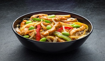 Лапша с курицей с соусе Хойси